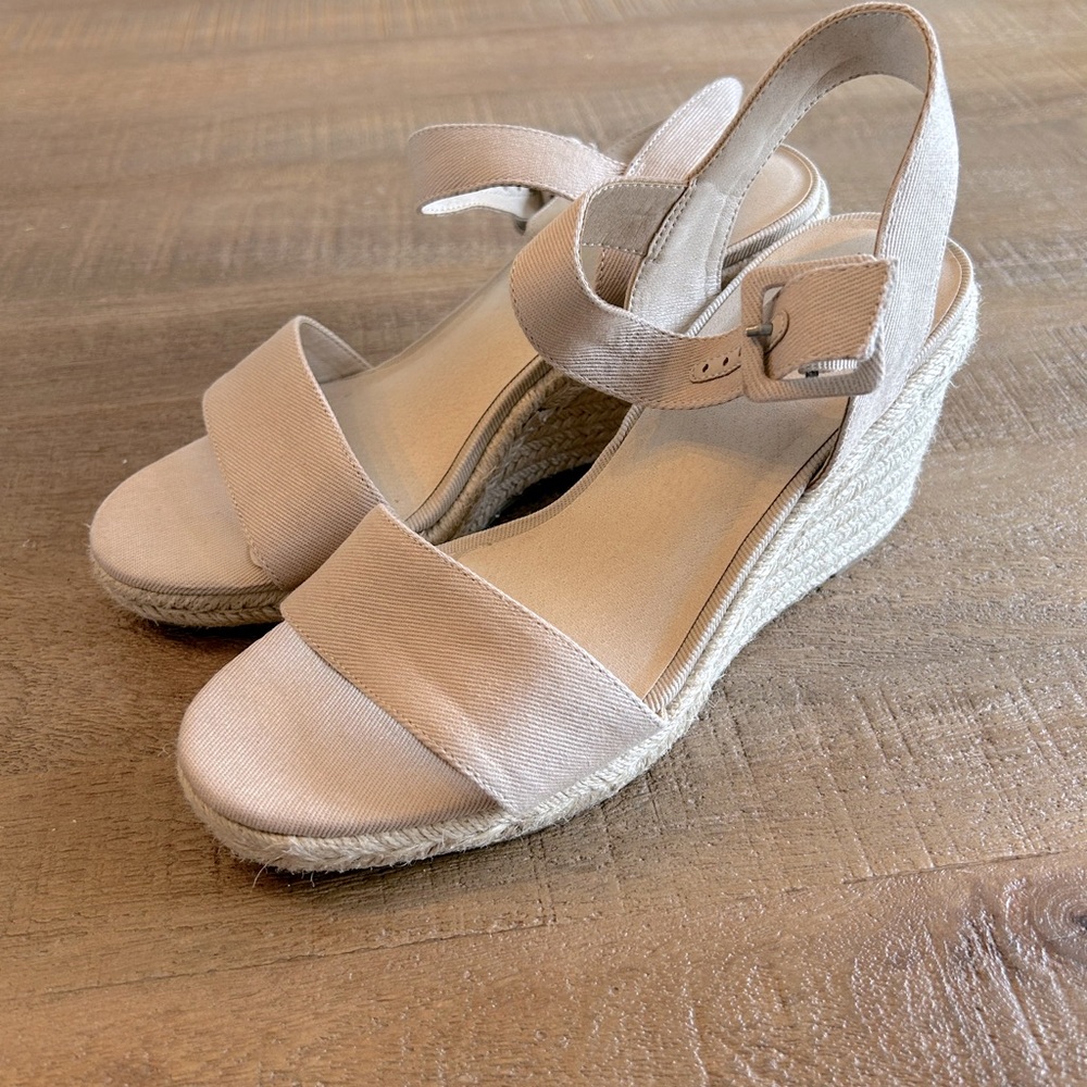 Life stride memory foam wedge sandals. Tan size 8.5 wide width. Good condition.